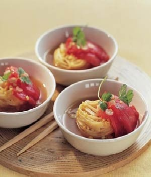 Pittige noedelsoep met pasta en tonijn